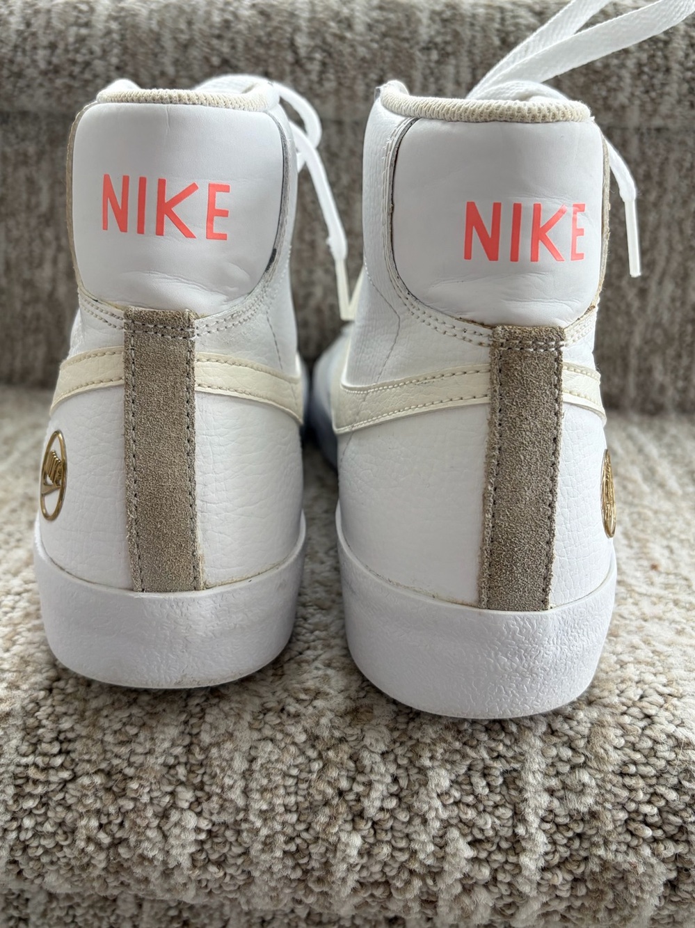 Nike Women's Blazer Mid '77 Vintage 'Gold Emblem' shoes. Size 9.5. - Picture 7 of 11